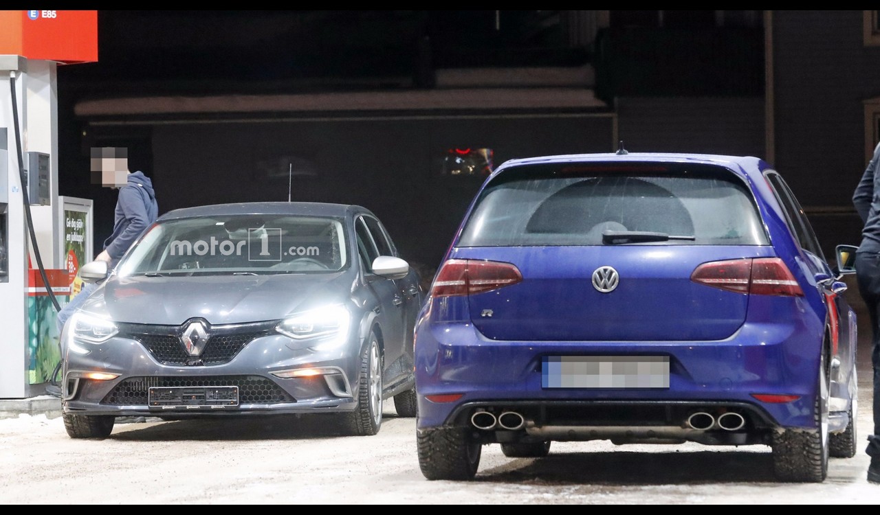 Le mulet de Mégane R.S. et Golf 7 R dans une station services