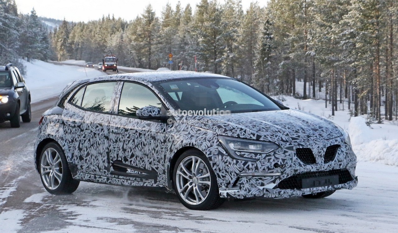 Mulet de Mégane 4 R.S. en Suède avec camouflage de prototypes