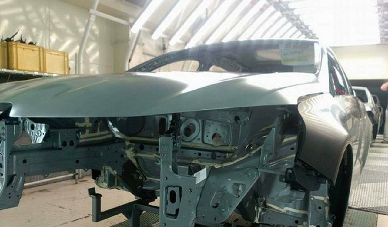 Caisse de Mégane 4 R.S. sur une chaîne de montage