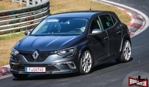 Mulet de Mégane 4 Renault sport sur le circuit du Nürburgring