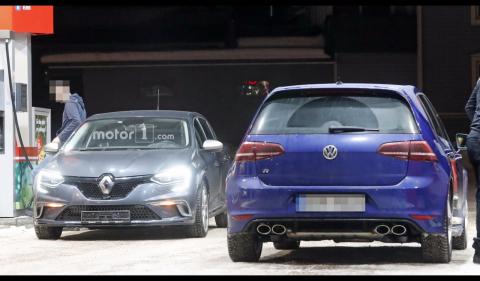 Le mulet de Mégane R.S. et Golf 7 R dans une station services