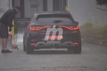 Mulet de Mégane 4 R.S. noir qui embarque dans un camion