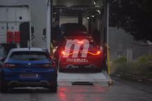 Mulet de Mégane 4 R.S. rouge dans un camion