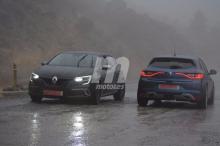 Deux mulets de Mégane R.S. noir et bleu qui se croisent