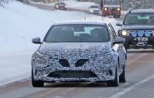 Mulet camouflé de Mégane 4 R.S. en Suède de face