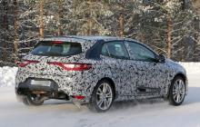 Mulet camouflé de Mégane 4 R.S. en Suède de 3/4 arrière