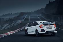 Civic Type R 2017 à l'arrêt sur piste de 3/4 arrière