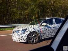 Mulet de Mégane 4 R.S. en approche sur l'autoroute A6 3/4 avant