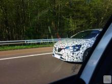 Mulet de Mégane 4 R.S. en approche sur l'autoroute A6 avant
