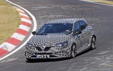 Mégane 4 R.S. sur la piste de 3/4 avant