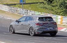 Mégane 4 R.S. sur la piste de 3/4 arrière