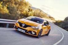 Mégane R.S. 2018 orange Tonic de 3/4 avant sur route