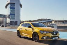 Mégane R.S. 2018 Pack Cup jaune Sirius de 3/4 avant sur citcuit