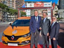 Patrice Ratti et les officiels de l'automobile Club devant une Mégane R.S.