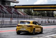 Mégane R.S. Trophy 300 sur piste 3/4 arrière